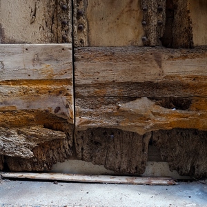 Bas de porte en bois vermoulu - Italie  - collection de photos clin d'oeil, catégorie portes